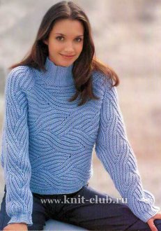 Голубой женский пуловер поперечного вязания спицами