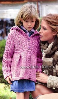 Розовое вязаное пальто с капюшоном для девочки