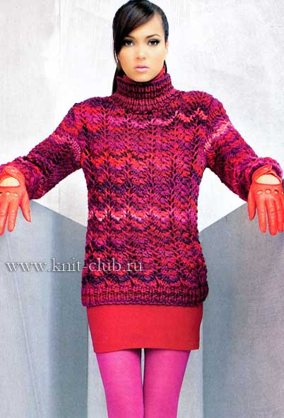 Женский пуловер с ажурными полосами спицами