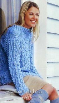 Голубой свитер с аранами, связанный спицами