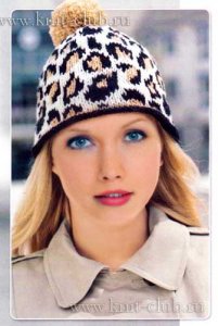 Женская вязаная шапка с жаккардовым леопардовым рисунком