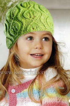 Зеленая вязаная шапочка для девочки на весну