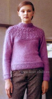 Вязаный свитер с узорчатой кокеткой спицами