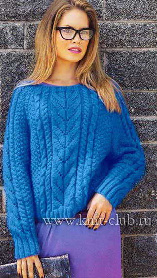 Синий вязаный свитер спицами